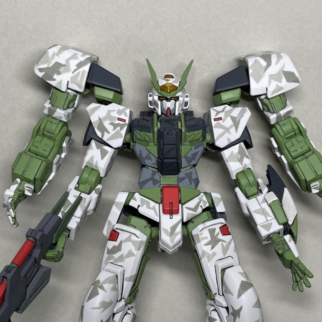 ダブルオースカイの横に伸びた頭部アンテナを削ってアストレイに似せ、市販パーツ等でコックピット周辺に増加装甲を設けました。