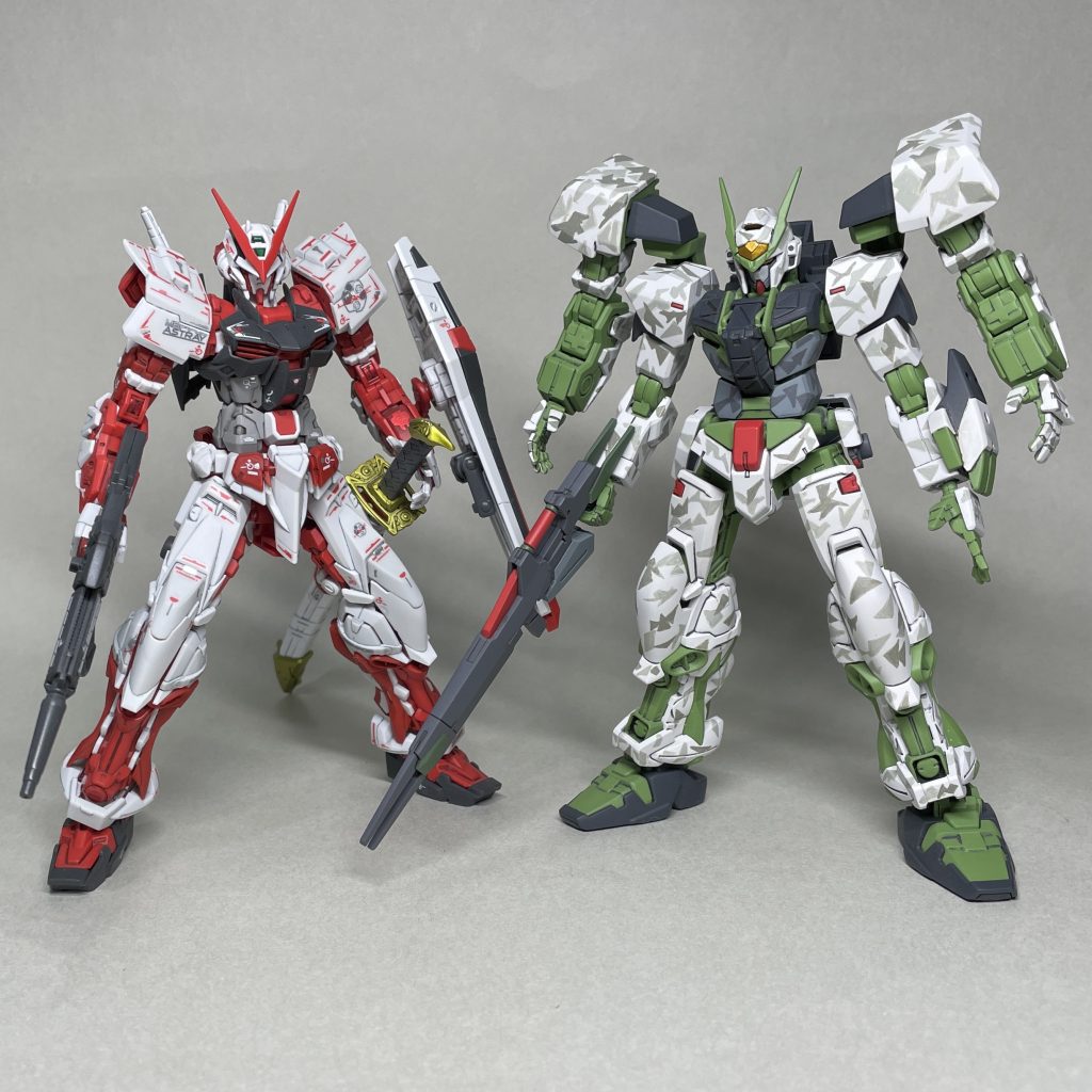 部分塗装したRGガンダムアストレイレッドフレームと一緒に並べてみました。