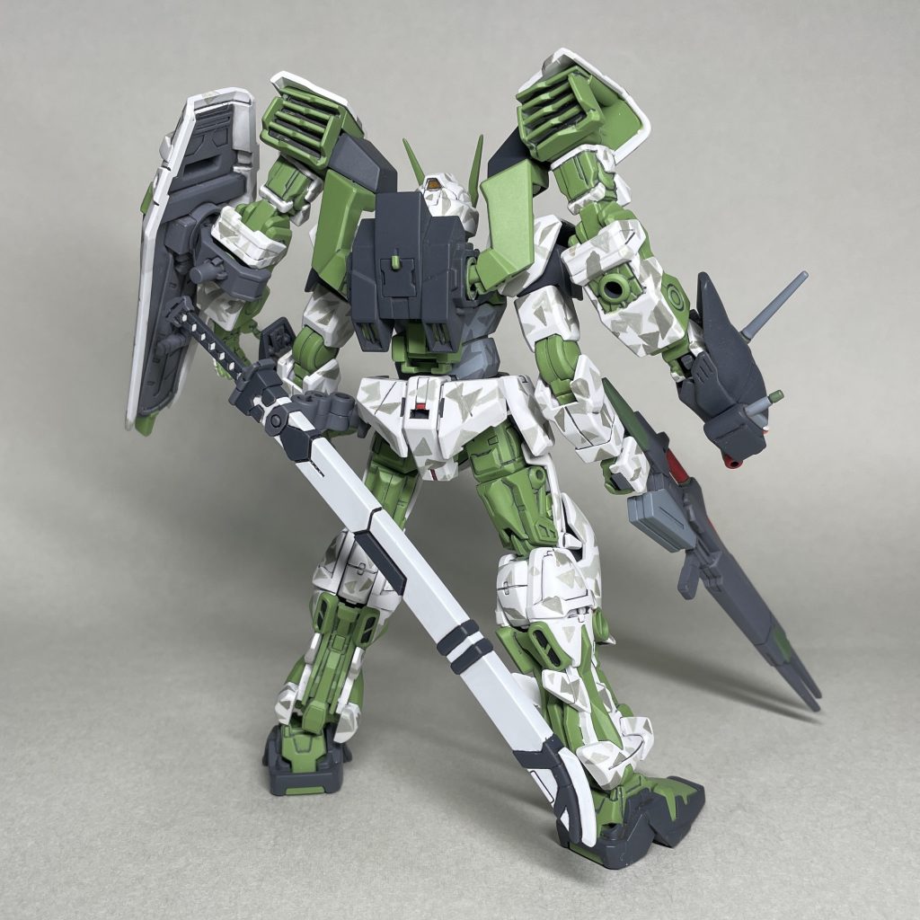 　GNドライブをコアガンダムに奪われた「HG ガンダムダブルオースカイ」と、バックパックと頭部をブルーフレームに奪われた「HG ガンダムアストレイレッドフレーム（フライトユニット装備型）」のパーツを組み合わせたものを微調整して、それらしくまとめました。