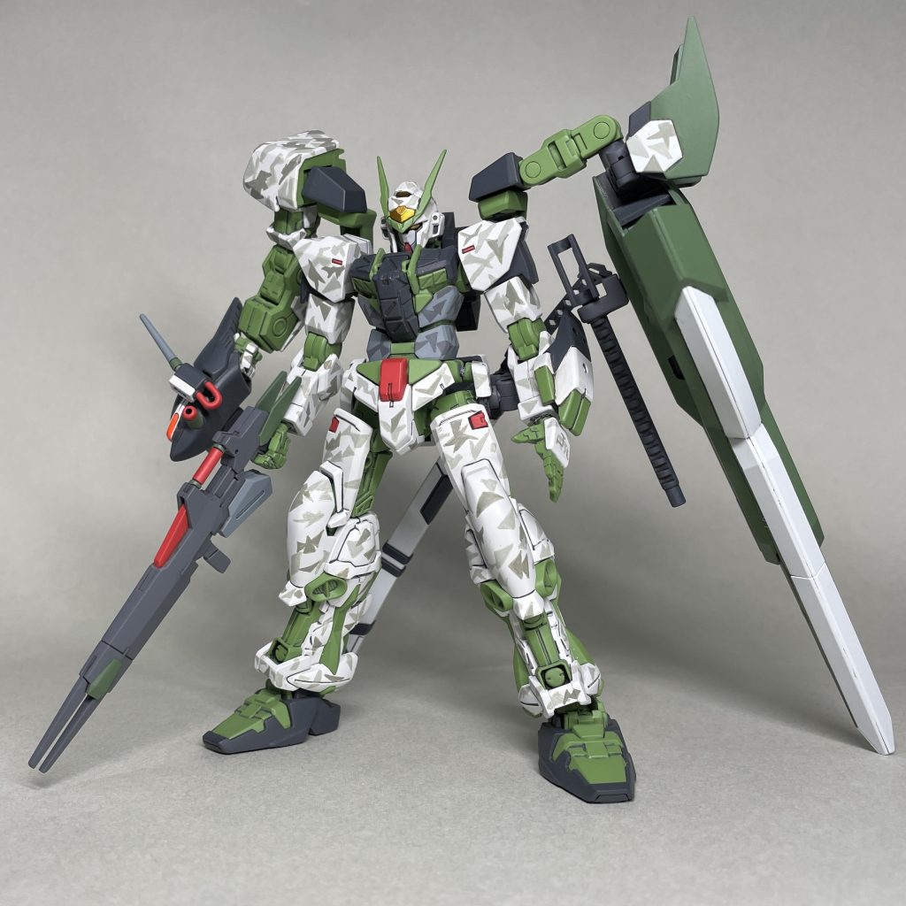 素立ち。まえタクティカルアームズZの握り手には、量産型ジオニックソードのスタンドパーツをそのまま用い、アームアームズのジョイントを用いて使っていない時にも引っかけられるようにしました。