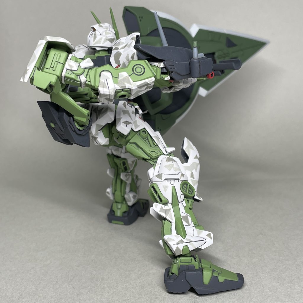 タクティカルアームズZ 突撃形態。うしろ 武装が重すぎて、この状態での姿勢の維持は困難です。塗装後、さらに自立させづらくなった気がします。