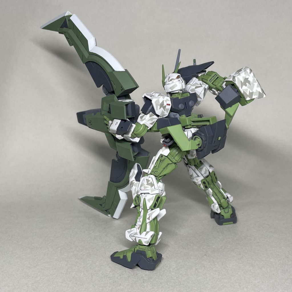 タクティカルアームズZ 射撃形態。うしろ ダブルオースカイのラッシュモードの機構を生かしてタクティカルアームズZを保持しています。 量産型ジオニックソードの余分に感じた部分を削って微妙に軽量化し、コトブキヤのジョイントを用いて、先に投稿した 1/144 HG ガンダムアストレイグリーンフレームNEXTのバックパックに接続しました。 ジオンマークの形状が崩れましたが、ジオンのZの頭文字だけはとり入れ、この装備の名称を「タクティカルアームズZ」としました。 Zが付くからといって最終型とか、最強という意味あいはありません。