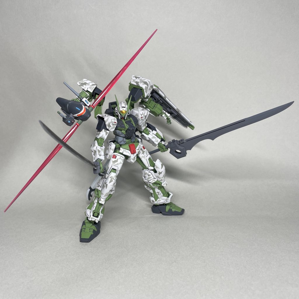 バクゥヘッドのビームサーベル展開。抜刀。雑誌付録で入手したグランドスラムも持たせてみました。