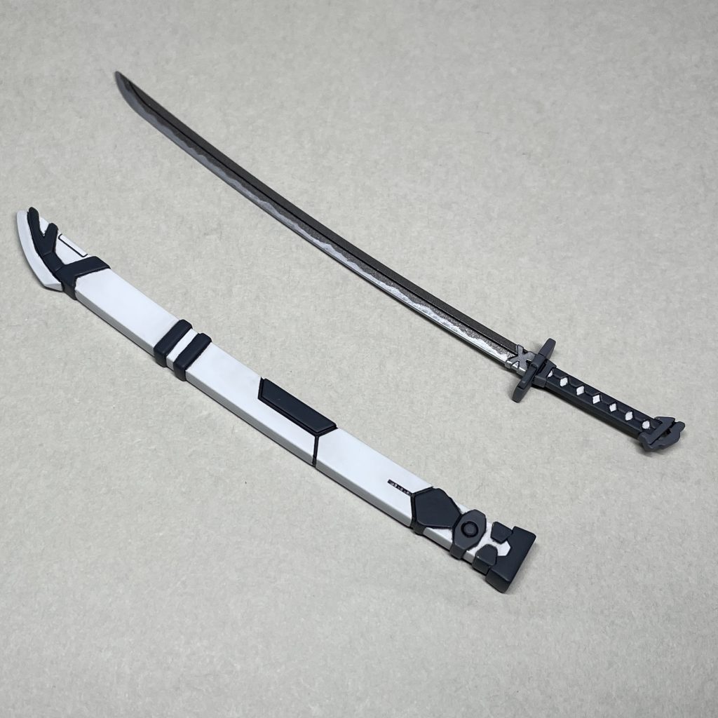 刀は、「HG ガンダムアストレイレッドフレーム（フライトユニット装備型）」のガーベラストレートを色変えしたものを持たせました。刃紋は、銀色で筆塗りして適当に書き込みました。