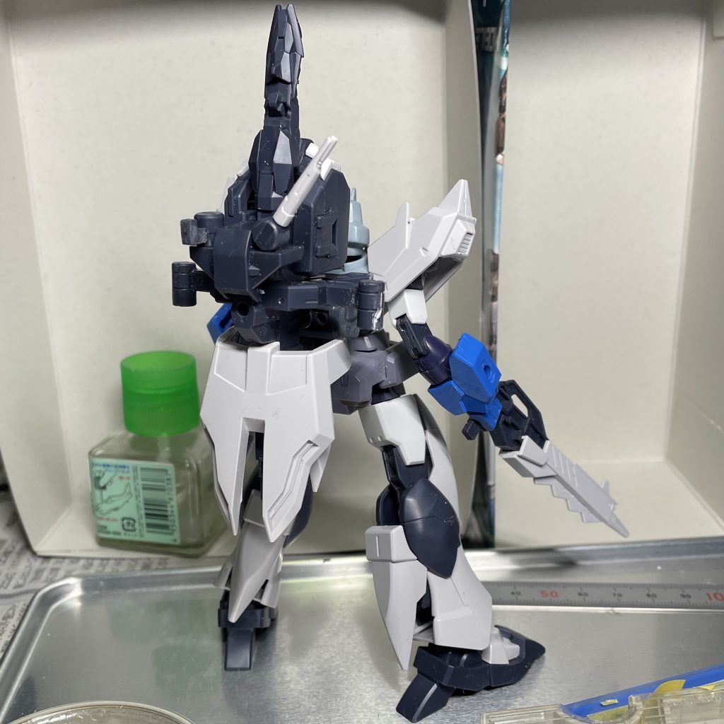 塗装前。うしろ ファンネルは重くて姿勢維持が難しそうなので、付けませんでした。装備させてもいいようなアーマーは未塗装なので、完成後はアーマーを付けていません。