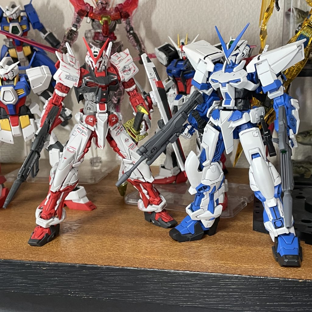 細部塗装をする前に、RGガンダムアストレイレッドフレームと並べてみました。