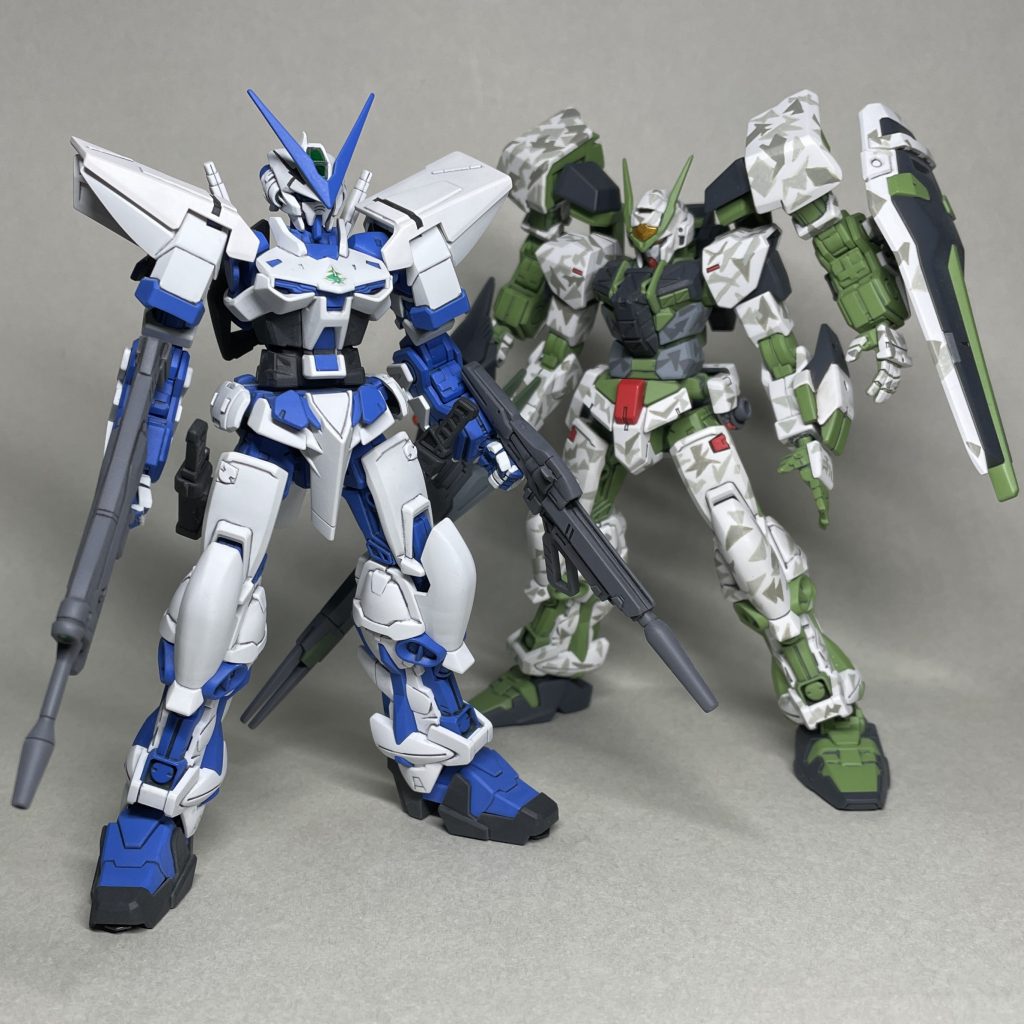 先日作ったガンダムアストレイグリーンフレームセカンドと並べてみました。まえ グリーフレームNEXTと並べるために気楽に製作しています。パーツ処理が甘かったり、頭部の合わせ目を消していなかったり、フラットクリアーのクリアー分が足りずに黒っぽい部分に粉が吹いていたりするなど失点は多々ありますが、イメージ通りにできたので、それなりに気に入っています。