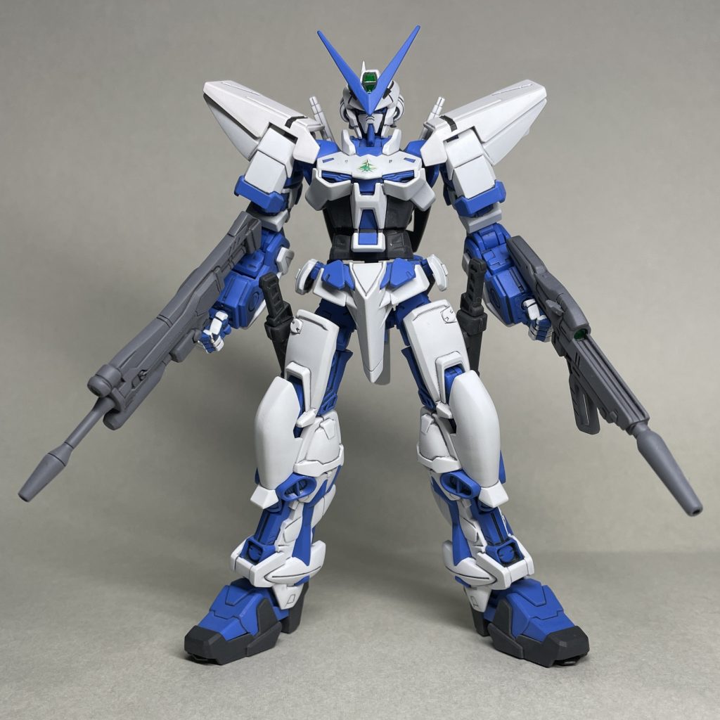 正面 レッドフレームにセカンドLの手足を組み込むと、何か物足りません。両脚に装備させるアーマーシュナイダーが欲しくなりました。パーツ販売ではタクティカルアームズと一緒に販売されており、これを買ってしまうとパーツ購入した合計金額とフルキットとの金額がさほど変わらなくなってしまいます。何か似たようなものがないかと探すと、量産型ジオニックソードにナイフのようなものが入っていることを発見。購入しました。両脚にナイフを装備させると、それだけで劾(ガイ)の機体の印象が強まります。