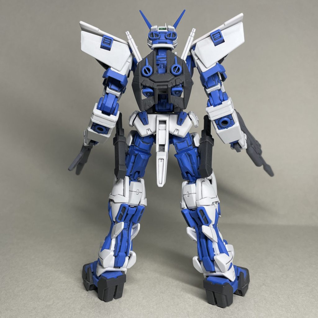 背面 こすれて剥げた箇所から赤い成型色が見えるのを嫌い、後にブルーフレームセカンドLの胴体も購入。武装は、レッドフレーム付属のライフルと、パーツ購入していたデュエルガンダム用ライフルを持たせました。 スターゲイザー劇中でストライクノワールがデュエルガンダム用ライフルを両手持ちしていたのが印象的だったのと、ブルーフレームの傭兵パイロットのガイが ミッションによってどんな武装を使っていても違和感はないと感じたので、この武装にしました。