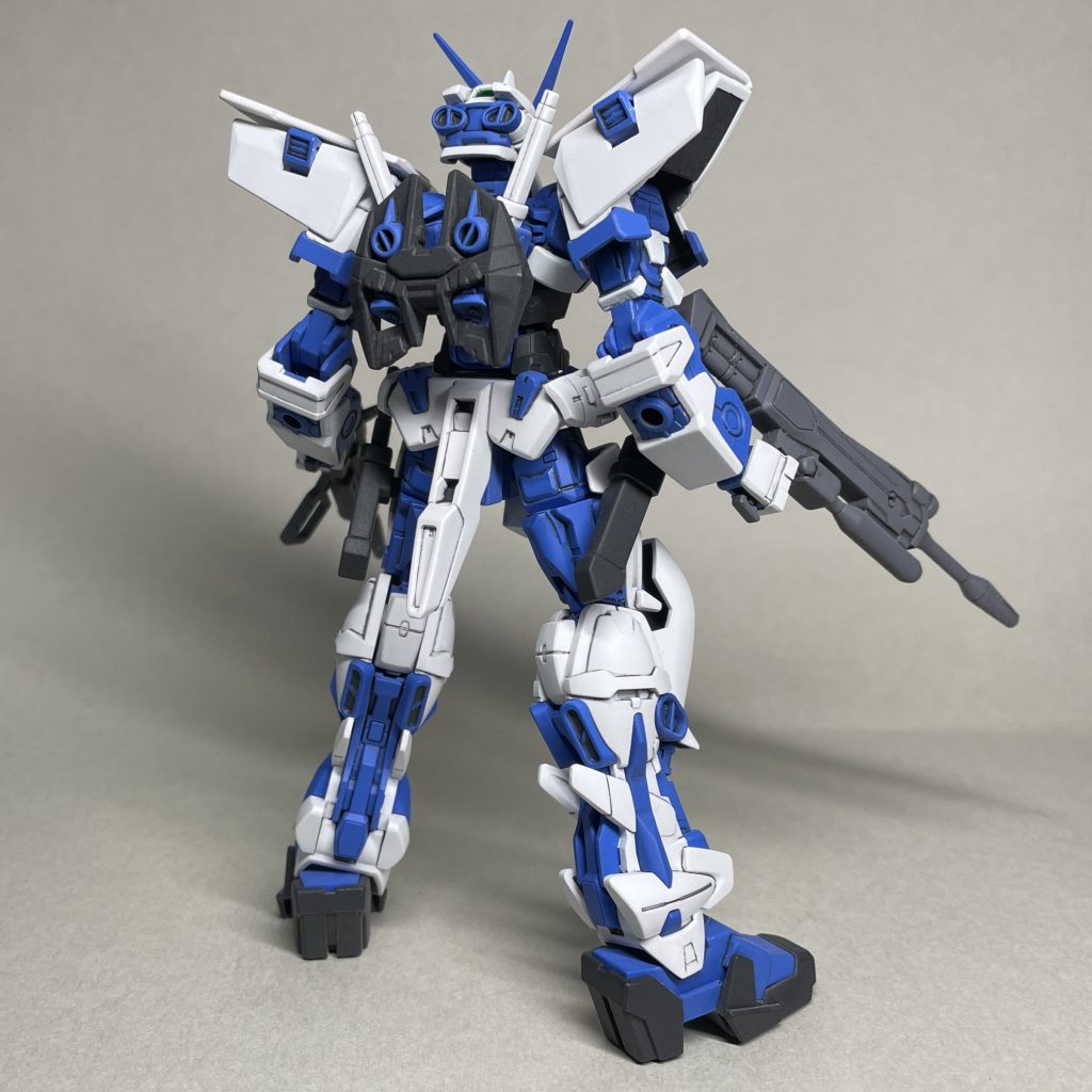 「HGガンダムアストレイレッドフレーム(フライトユニット装備型)」購入時、製作の優先度は高かったのですが、後にRGレッドフレームが発売されて部分塗装で完成させたことにより製作意欲が減り、レッドフレームとして完成する見込みがなくなりました。 なんとはなしに店頭でガンプラのパーツ販売コーナーを見ていたところ、ブルーフレームセカンドLの手と脚が手頃な価格で売っているのを見つけ購入。レッドフレームとミキシングしてブルーフレームセカンドGを作ることにしました。