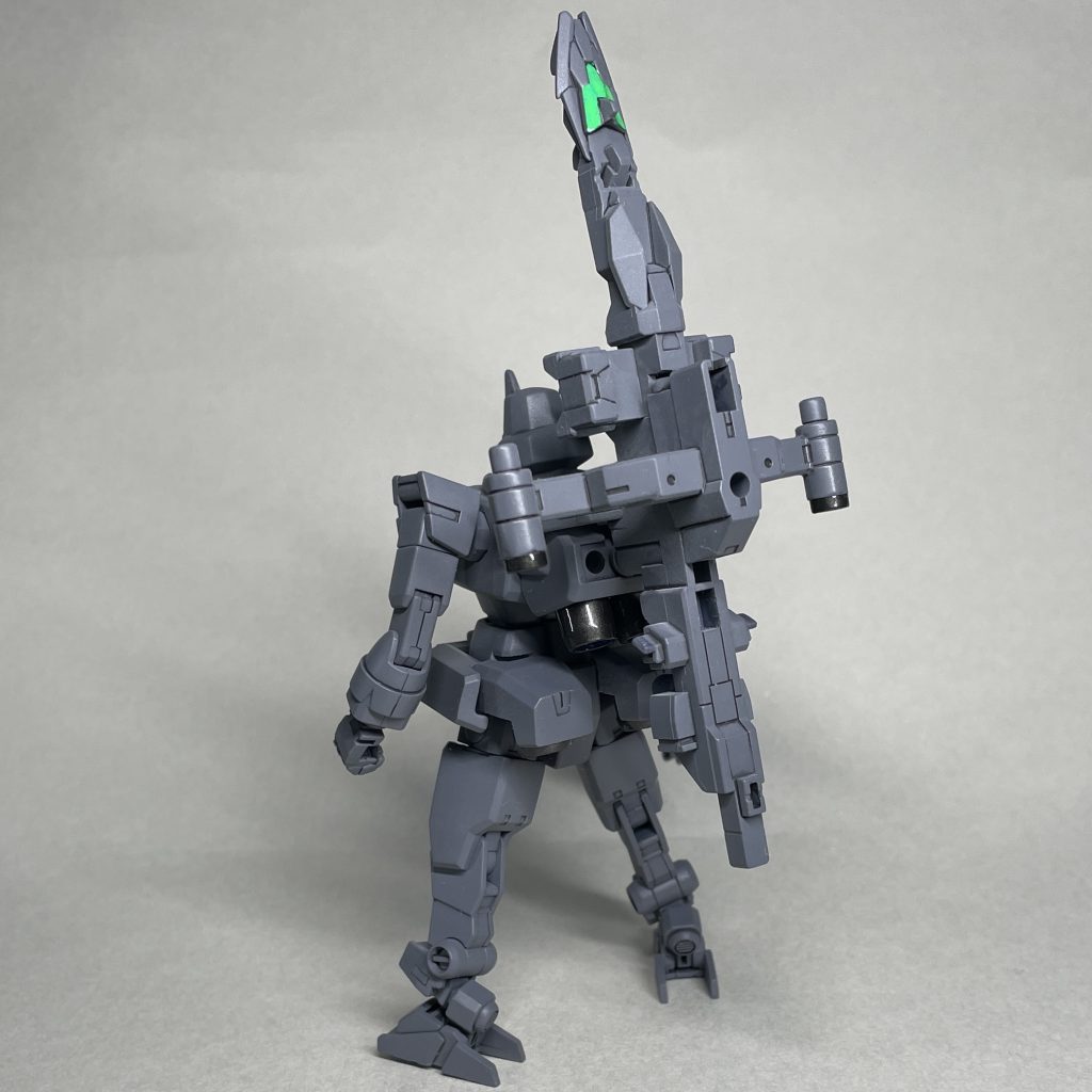 うしろ 胴体のアーマーを装備するため、コアハンガーⅡを背負わせました。バックパックとコアハンガーの接続には、30MMの追加パーツに付属するジョイントを使っています。 外伝の「スーパーコアガンダム」に影響を受けた気がします。