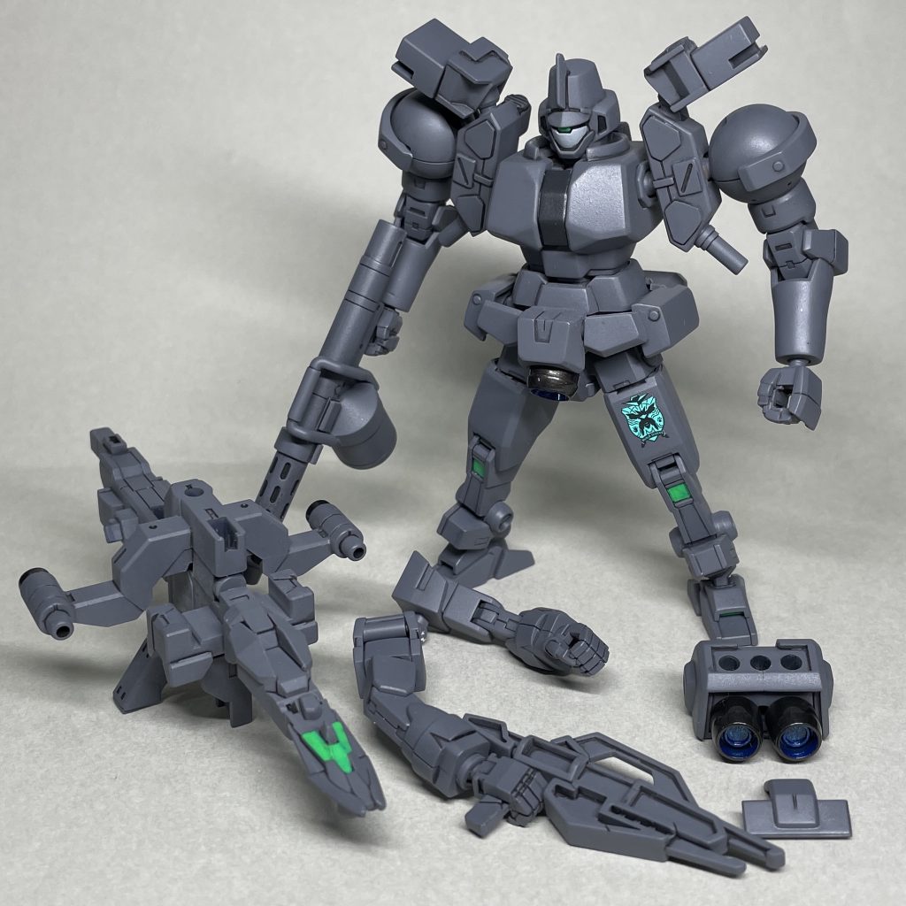 腕をリーオーベースのものに変更。まえ ガンプラ販促キャンペーンで入手した複数腕用のパーツをディティールアップして組み込みました。肩アーマーを取り付けられるように、コアハンガーⅡの肩アーマー取り付け部を切り離し、肩ジョイントに付けました。 リーオー腕の方が初期案で、胸部アーマーが取り付けられないのでコアハンガーを背負わせることもできるようにしました。製作終盤でコアガンダムの腕が一組余ったので、それも付けられるように塗装しています。