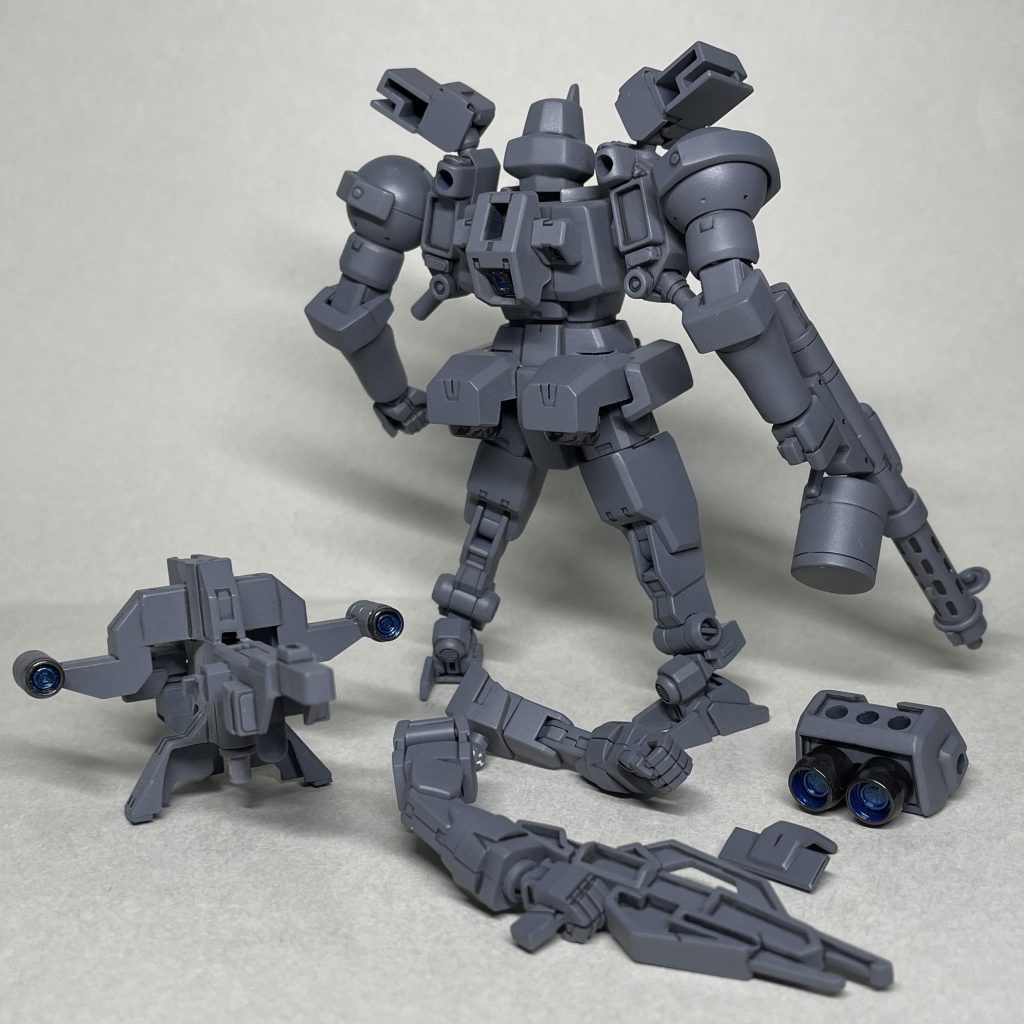 腕をリーオーベースのものに変更。うしろ ハンガーに銃口とバーニアノズルを追加しました。バックパックと肉抜きだらけのライフルは、フェイクνウェポンズ付属のものです。