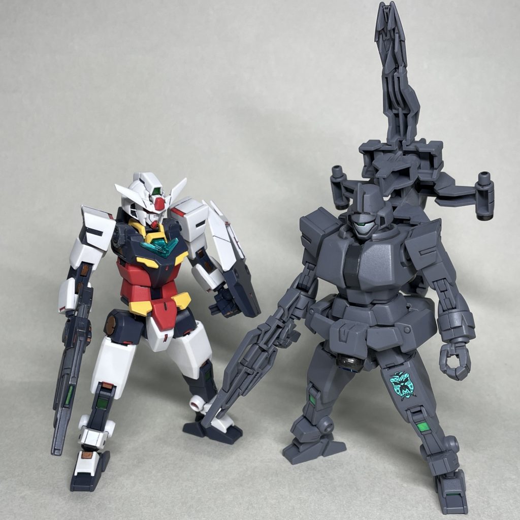 コアガンダムと並べてみました。 コアガンダムより、だいぶかさばります。完成後、存在意義が疑わしく感じてきました (-_-;) リライズ用のデカール発売がしばらく先なので、単品コアガンダムⅡ付属のシールを貼りました。ヒロトが以前に所属していたアヴァロンのマークでも良かったかもしれません。 あくまでアーマーを運ぶのが目的の機体なので、戦闘能力は低いと思われます。