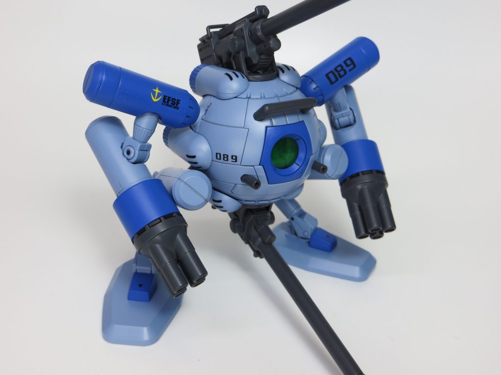 両腕のマニピュレーター、ビームサーベルを廃し、代わりに4連ミサイルへと換装しました。射撃能力が向上しています。