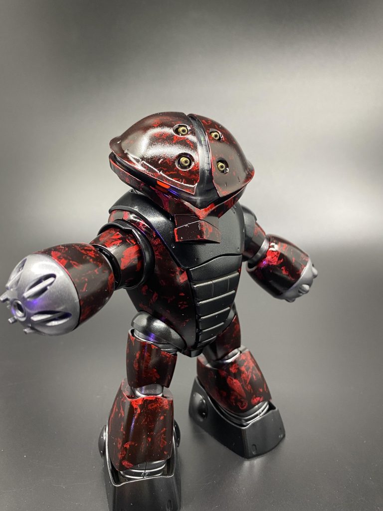 黒→銀→クリアレッドの塗装順です。モノアイは銀→蛍光レッドで塗ってます。