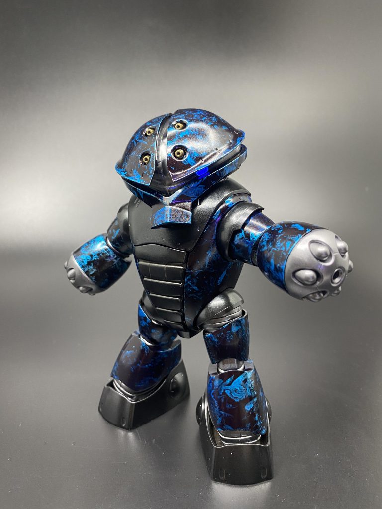 黒→銀→クリアーブルーの塗装順です。モノアイは銀→蛍光ブルー(ガイアカラー)です。