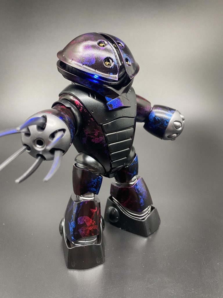 赤と青のグラデーションです。偏光塗料ではないので向きを変えたら色が変わるというわけではありません。また、これだけはモノアイにLEDを組み込んでます。