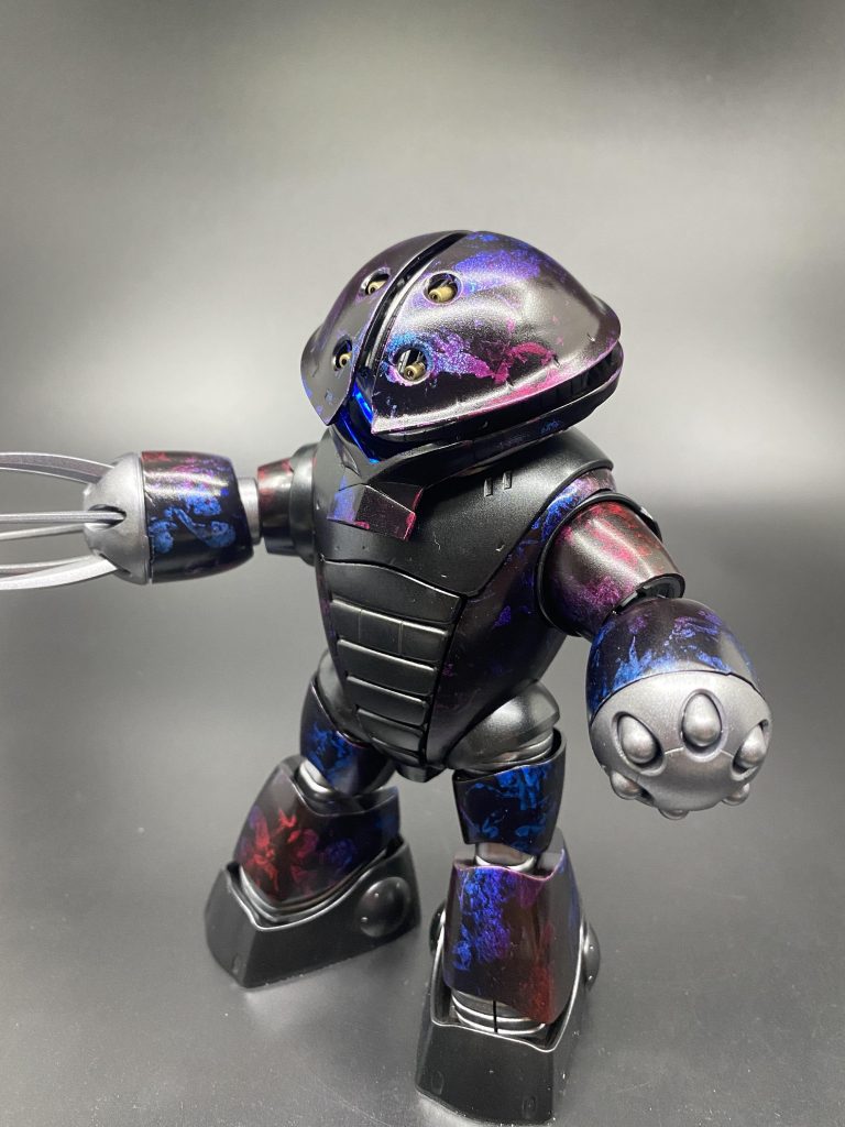 LEDを組み込んだ関係で頭部のクリアーパーツを除外しました。つけると光が反射してしまったためです。