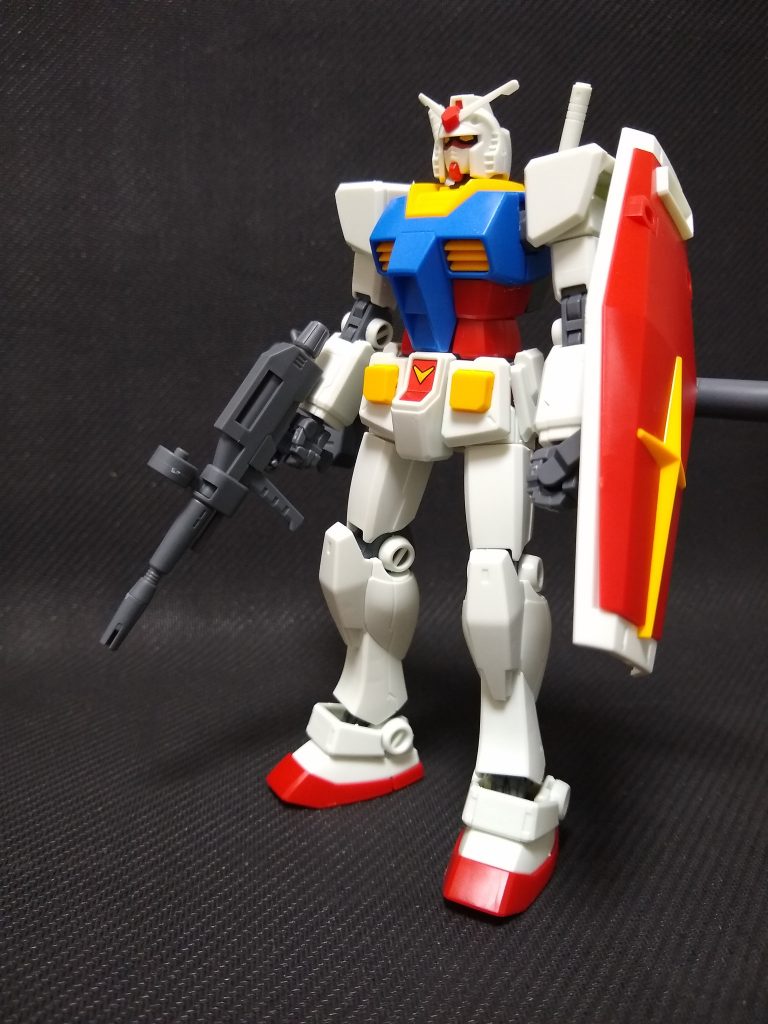 ランナーから一つ一つ、パーツを切り離して組み立てる。初めての経験でした。カッターでバリを取る際に指を切ってしまったり、ランナーから切り離す際に飛んでいったパーツを探し回ったり、震える手でデカールを貼ったり……。おっかなびっくりで組み立てていましたが、ばらばらのパーツが合わさって、どんどんガンダムの形に仕上がっていって……「今、自分はこの手でガンダムを組み上げているんだ」という高揚感に鳥肌が立ったのを覚えています。