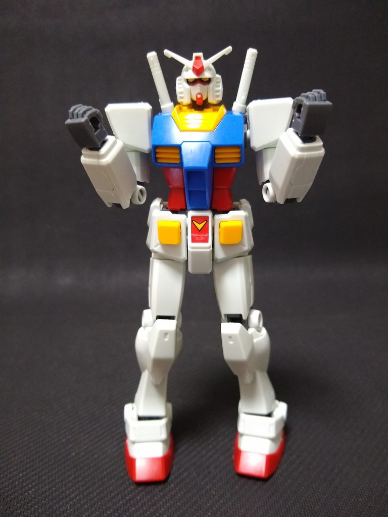 三戦!「呼ッ!」これでどんな攻撃が来ても大丈夫ですね。本来の三戦の構えよりもやや可愛らしくなってしまったので、「呼ッ!」というよりも「むんっ!」という掛け声と共に、気合を入れているようにも見えます。武器を構えたり振るっているポーズも取らせていたのですが、どうせならガンダムらしからぬポーズを残していこう、と思って写真を撮っていました。