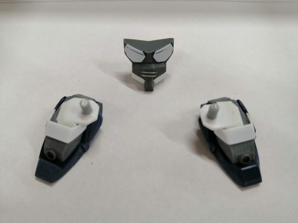 顔ーフェイスパーツを削って目を大きく。脚ー脚の接続軸の変更。腕ー手首をショックガンダムのものに変 更。後ろの肉抜きもパテで埋めてます。武装ービームサイズをツンツンにしてます。