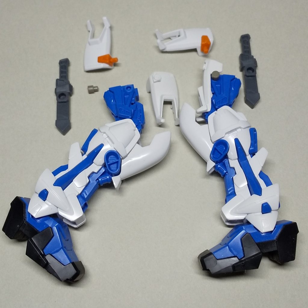 量産型ジオニックソード付属のナイフのマウント穴は、ブルーフレームのマウント軸と比べて太いです。そのままだと取り付けられないので、コトブキヤ ハンドスケール轟雷に付属する軸を使って別の位置に取り付けました。ちょうどいい場所に はじめからあいている穴に無改造で取り付けられます。設定位置より下ですが、この位置の方が武器を持たせた時やポーズを付ける時に邪魔になりずらく 好都合です。