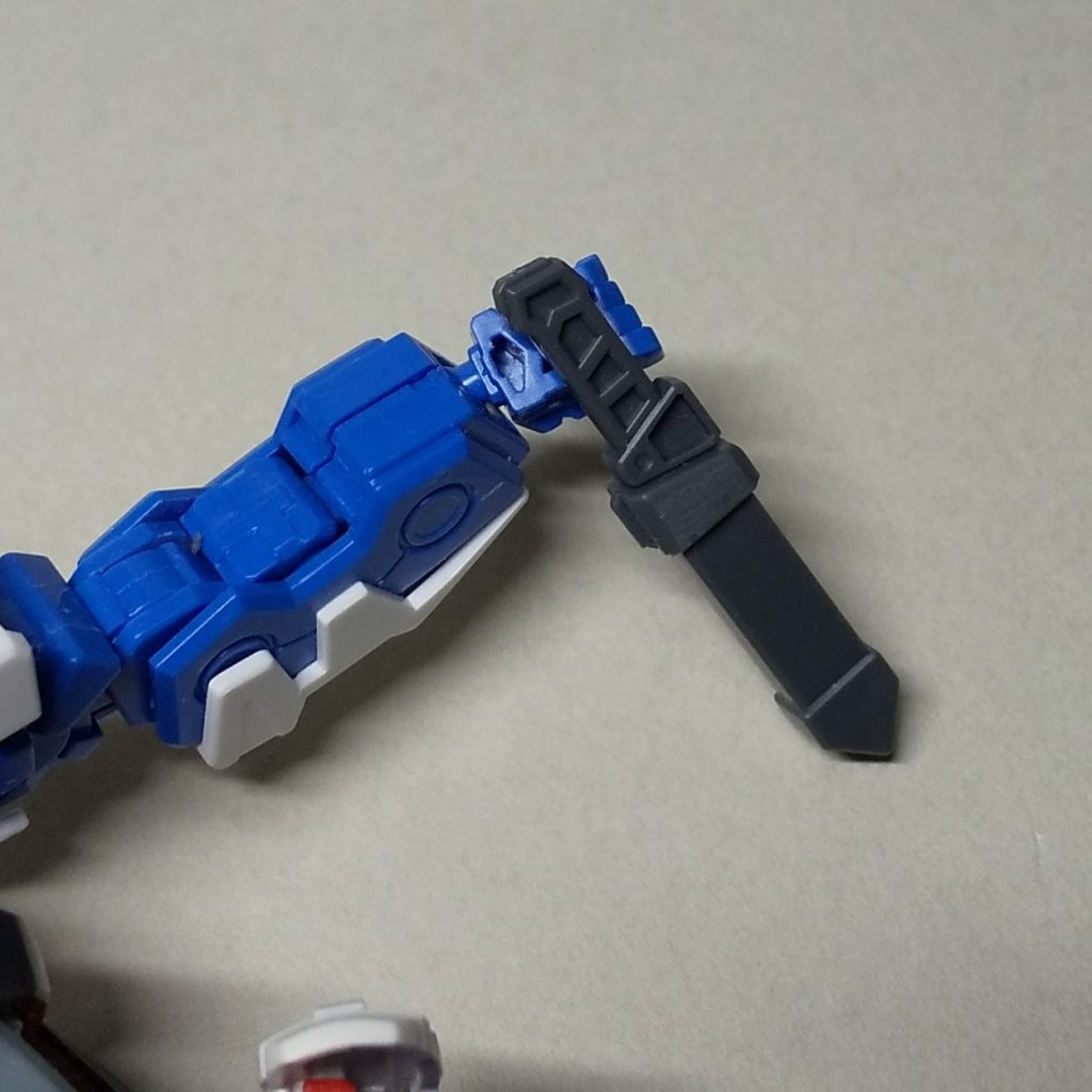 量産型ジオニックソード付属のナイフの柄は、そのままでは太すぎてHGアストレイの手に持たせることができません。 装備させられるかどうかの確認はしたものの、対策を忘れ、完成後に途中画像を確認する際に思い出しました。ライフル両手持ちで飾るので、アーマーシュナイダーは持たせられなくても問題ありません (^_^;)