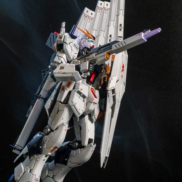 パール塗装のRGνガンダム