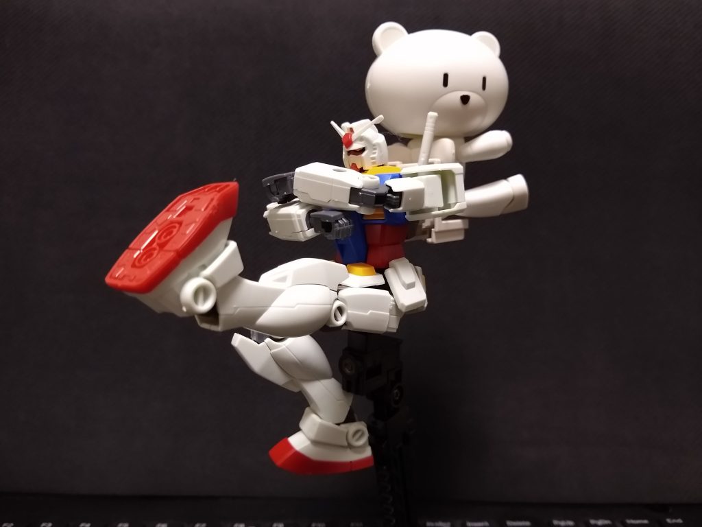 最後はプチッガイを背負ってコサックダンスを踊らせた、4/27(火)現在アイコンに使っている写真でお別れです。こちらのみ、比較的最近撮ったものです。写真ではアクションベースに挿していますが、驚くことにこちら自立します。豊富な可動域と関節の強さのなせるわざですね。「まずガンプラを組むならこれ!」と友人から勧められた一体でしたが、とても良い機体でした。現在は更に高い組みやすさと可動域を実現したエントリーグレードのガンダムも展開されているので、両方組んで違いを味わうのも楽しそうですね。それでは!