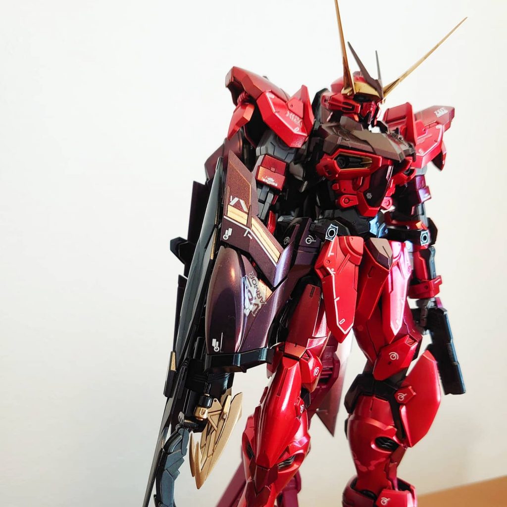 カラーについては初めてキャンディ塗装を実施。塗料については基本的にクレオスのMrカラーを使用。赤色部分はゴールド下地にクリアレッド、濃い赤はクリアレッドの代わりにディープクリアレッドを塗装し塗り分けを行っています。紫色部分はクリスタルカラーのルビーレッドを黒下地で塗装。