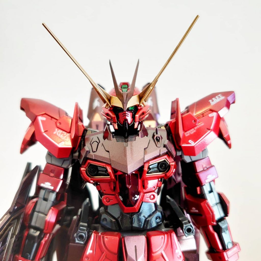 見ての通り、プレバンで出たテスタメントである。特別な事はせず、ヒケの修正と一部スジボリの彫り直し。合わせ目として目立ちそうな所は段落ち処理を施した程度です。 脳内設定としては一度は不覚を取って連合に奪取された本機を再度奪還。元に戻して運用しようと考えたが、元の機体より明らかに性能が上がっており、そのまま運用する事となった。連合製装備のマーキングを消す提案もなされていたが、元々表に出す予定の機体でもないため支障無しと判断された模様。といったコンセプトの元作成しています。