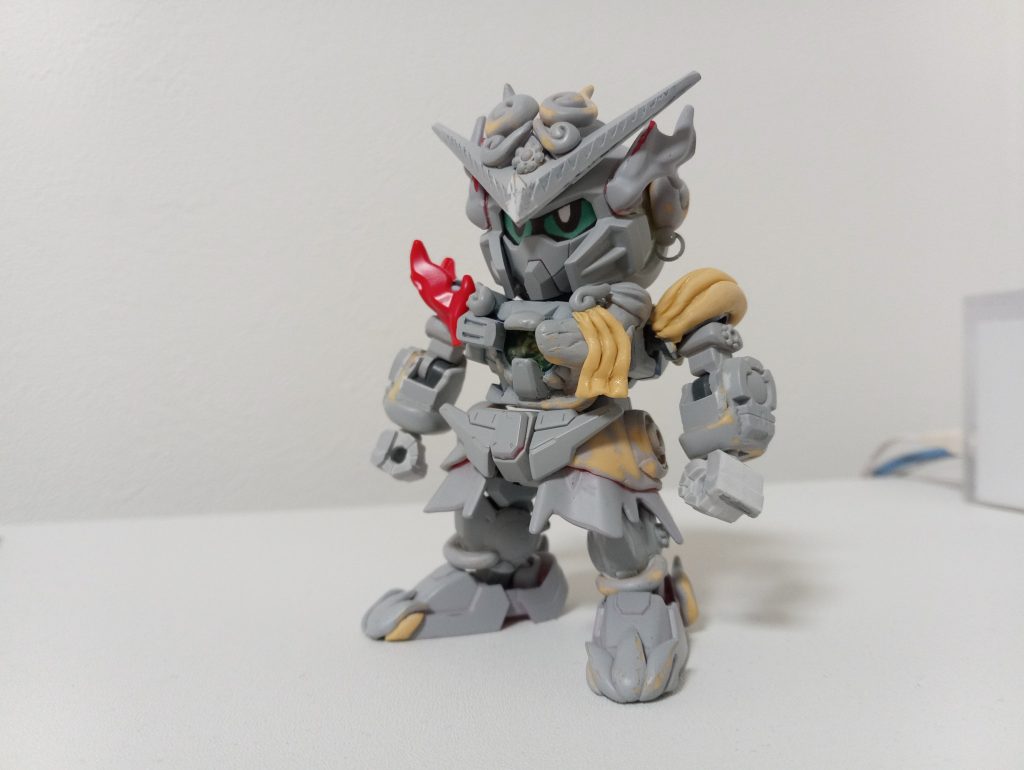 初めてのグレーサフでかなりの満足感😊使用キットは以下の通りです。BB戦士 エクシアリペア2 HG ガンダムエクシアSDEX トライバーニングボールデンアームアームズCSフレーム 仏像(不動明王)をモチーフにしています。条帛(肩から巻いた布)や裙(スカート)で武者とは違う感じが出せたかなと思っています。あとは渦っぽいくるんとした装飾やリング、蓮の花びら風のデザインをパテ等で自作しました。もうちょいパテとお友達になりたい…