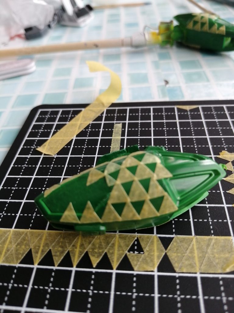 ミツウロコ模様はひたすらマステを切り出しました。きれいな正三角形が切り出せればよかったのでしょうが今回は効率重視で「ぱっとみ正三角形に見える二等辺三角形」を簡単に作る方法を模索。三平方の定理なんて久しぶりに使いました……。