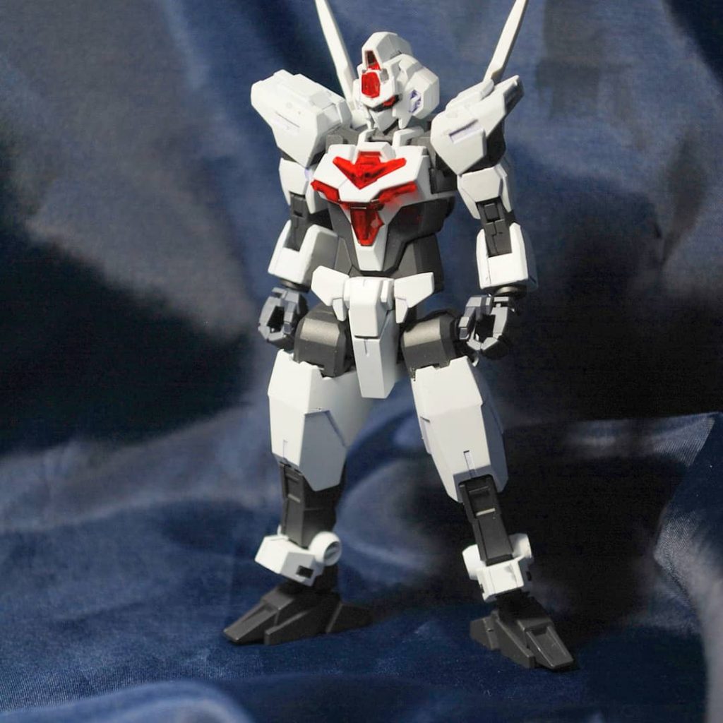 コアガンダムⅡです。頭部の変更以外はプロポーション変更は行っていないので他のアーマーも取り付け可能となります。クリアパーツはコアガンダムⅡティターンズカラーのを利用しました。頭部はアーマーの干渉を避けるためにアンテナをカットし、フェイス部分の変更。従来のツインアイカメラをキュベレイ準拠のデュアルアイに変更して永野メカらしさを表現しました。