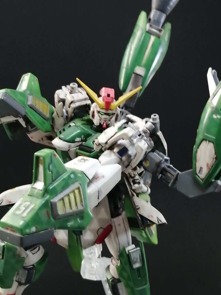 さらに両肩のアーマーは分離が可能で、ボクシンググローブのように腕部に装着することが出来ます。改良型VPS装甲は接触する相手のVPS装甲を弱体化する効果があり、難敵を打倒するための奥の手として期待できます。W系1/144サーペントの肩部を流用しましたが、ミサイルの代わりに強固な装甲を配置した……設定です。マニピュレータを保護しつつ、高出力を頼りに相手を殴り倒す戦闘も状況によっては頼りになる選択肢です。ビームライフルを腰にセットできるところも含めて、ガンダムマックスターの影響はかなり強く受けています。今更ですがシールドもマックスターのシールドに形状が寄ってたかも。