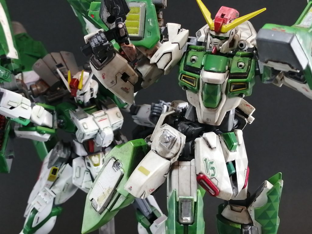 シールド等武装作る前、過去作ストライクアオバと並べて飾ったシーン。この構図、ほれぼれします。