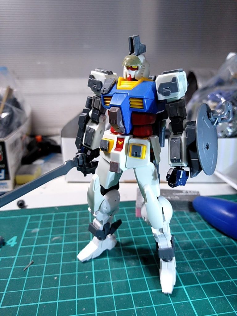 第二段階。このくらいから剣闘士風にする方針を固めて調整。各部にいろいろ30MMパーツを切り貼りして接着。膝パーツはキットのものを逆さにして配置。