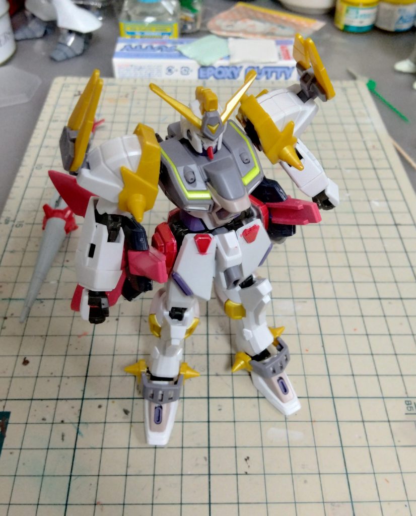 始めはイージスのスラスターを取り付けるだけの予定でしたが、ここからイージスに近づけていこうと全体をアクリジョンの赤で塗装していきました。