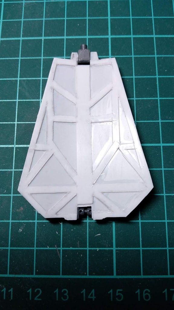 リアアーマーに配置したオプセ3の大型盾パーツ。3分割して角度を変えて再接着、単なる板にならないよう形状に変化を付けました。プラ板で裏打ち、二重にしてトラスディテールを追加。左右対称に彫って行くのがまあまあ大変でした。