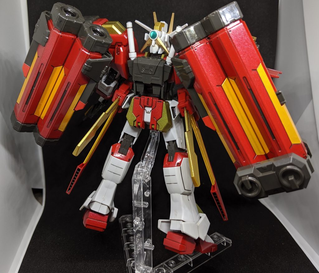 先行でブルーカラーバージョンの方が出ていましたが、何だかんだやっぱり発売されたレオス仕様のエクリプス・フェース。赤色のパーツにはメタリックレッド、黄色のパーツにはゴールド、クリア成形のパーツには調合して作ったカラーを吹き付けました。やや古めのキットの構造をしてますが、見た目はそれなりに良いと思います、ただしフル武装だと肩の接続軸がボール軸な為、保持するのが難しいので補強するのをオススメします。