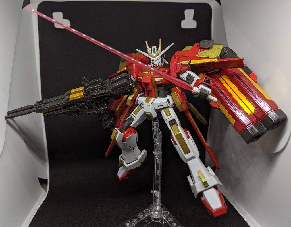 また、ゲームでは進化前以外で使った覚えのないビームサーベルも付属。ただし、ビーム刃と柄が一緒になってる一体成型なので、加工する必要があります。