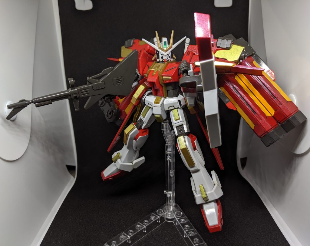 ランナーの都合上の様な物ですが、オマケでエクストリームガンダム専用のビームライフルとシールドも付属。射撃特化のエクリプスに持たせても意外と合うような気がする…