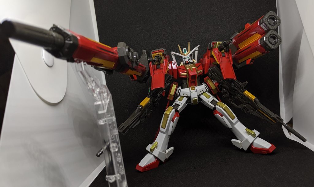 規格外拠点攻撃兵装 カルネージ・ストライカーエクリプス・フェースといえばやはりこの武装。展開するとかなり長くなり、付属の台座無しではまずポーズを取らせる事が出来ません。しかしながら、迫力はかなりあるのでこのポーズで飾るのもアリだと思います。以上、エクストリームガンダム（type-レオス）エクリプス・フェース でした。