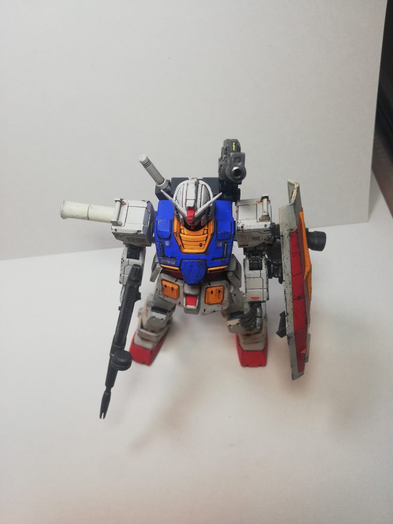 上からショルダーキャノンはセンサー部の塗り分けが難しく0.6mmで掘った後塗装した0.5の角棒をはめ込みました更にミラージュオーロラシールでブラックライト無くてもギラギラです