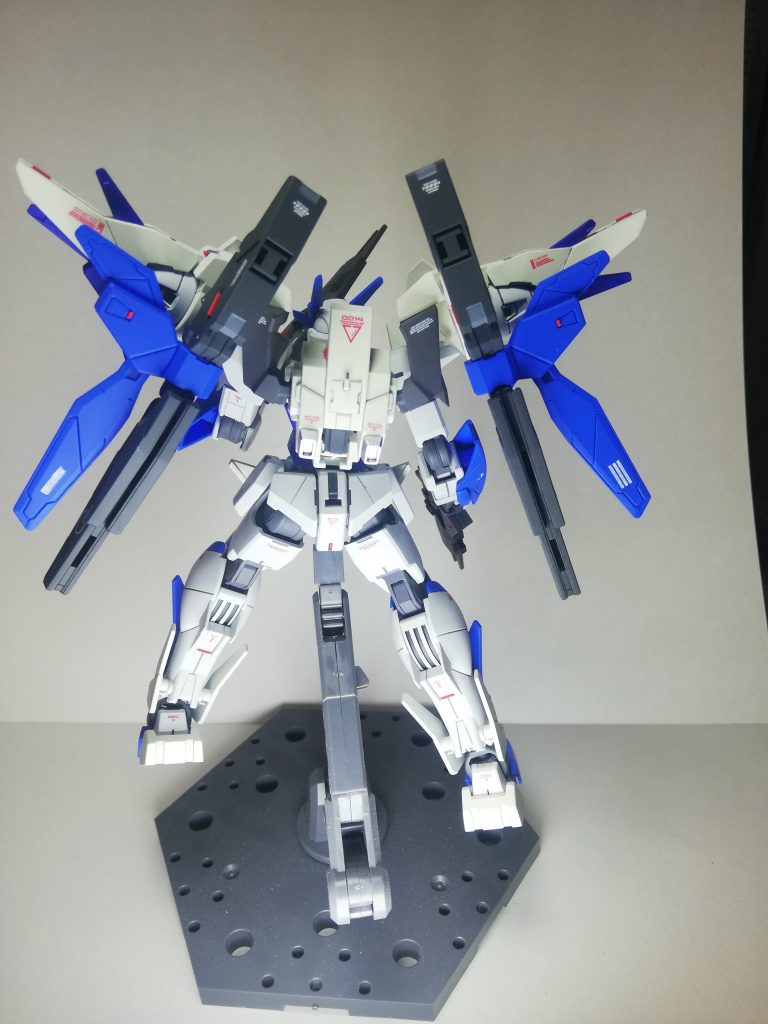 バックバックパックのバーニアがただの穴っぽい感じだったのでパテで埋めて別パーツを取り付けてます