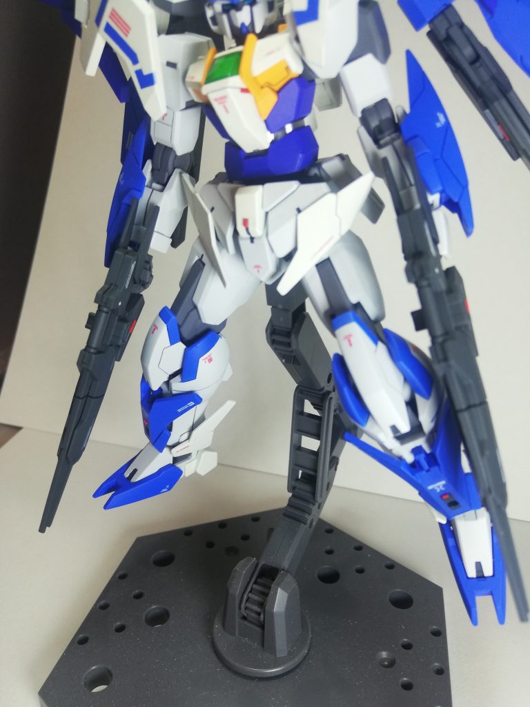 腹部を反るとチラ見えシルバー