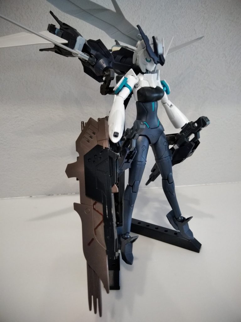 取り回しのよいマルチウエポン銃とシールドブレードに分離可能