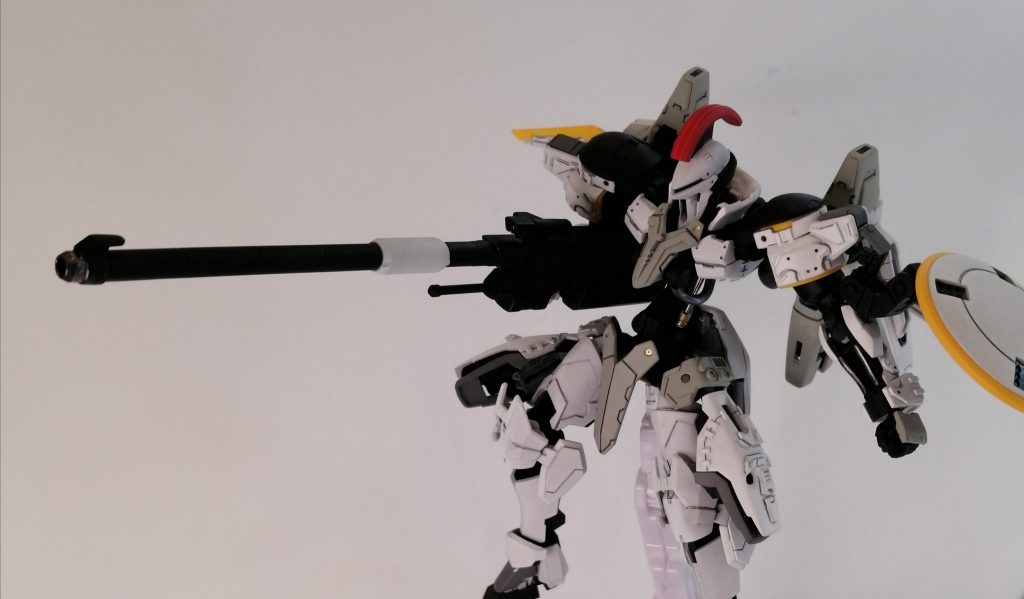 300mm滑腔砲 命中率よりも威力が重視されており至近距離であればレギンレイズの装甲を貫通することができる。トド・ミルコネンは鉄華団の戦いを経験しておりこの武装が阿頼耶識システムを搭載している場合は欠点の命中率の悪さを軽減できることを知っていた為装備された。