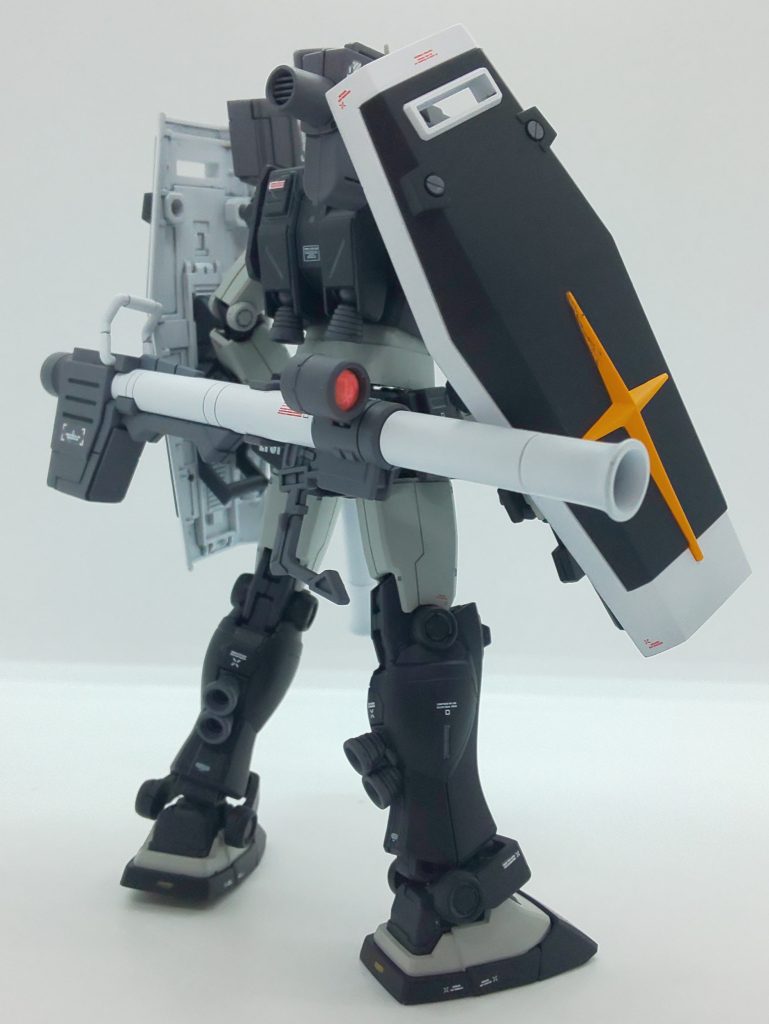 バズーカのレンズサイトは、ラピーテープでドレスアップ。キャノン砲口にはメタルパーツを配してみました。